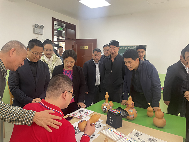 图为调研残疾人托养工作